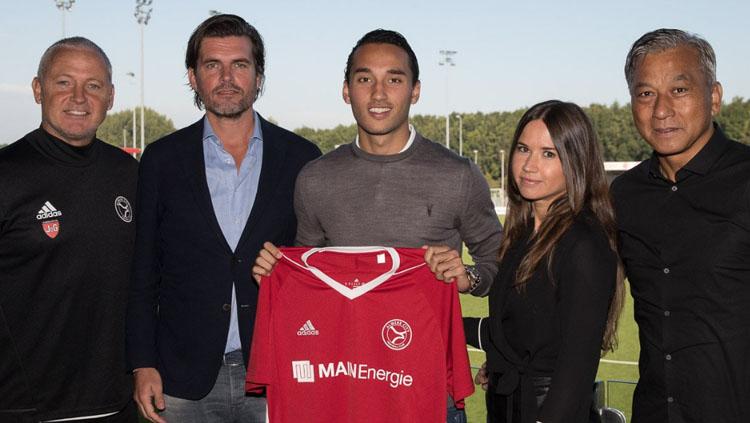 Ezra Walian saat pertama kali diperkenalkan sebagai pemain anyar Almere City FC. Copyright: Almere City FC