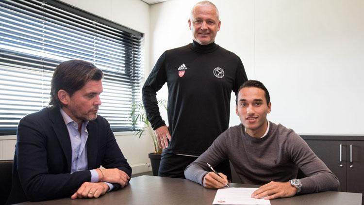 Ezra Walian saat menandatangani kontrak bersama Almere City FC. Copyright: Almere City FC