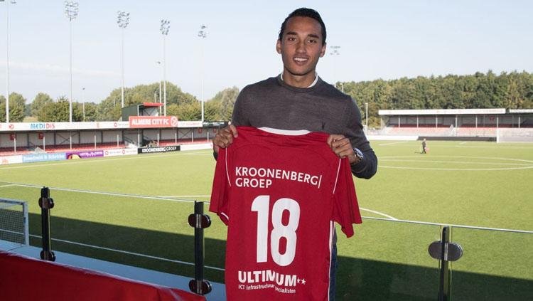 Ezra Walian bakal mendapatkan nomor punggung 18 di Almere City FC. Copyright: Almere City FC