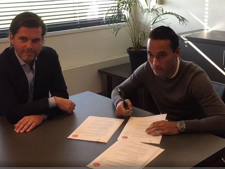 Ezra Walian saat menandatangani kontrak bersama Almere City FC. Copyright: Almere City FC