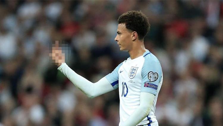 Delle%20Alli%20mengacungkan%20jari%20tengahnya%20saat%20Inggris%20bertemu%20Slovakia.
