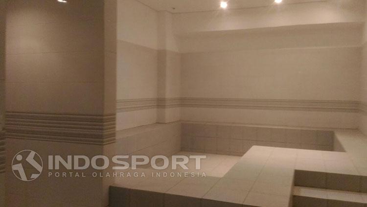 Kolam jacuzzi disiapkan di setiap kamar ganti pemain. Copyright: Indosport/Zainal Hasan