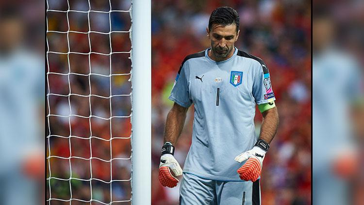 Ekspresi kecewa kiper Timnas Italia, Gianluigi Buffon saat gawangnya kebobolan dari Timnas Spanyol. Copyright: INDOSPORT