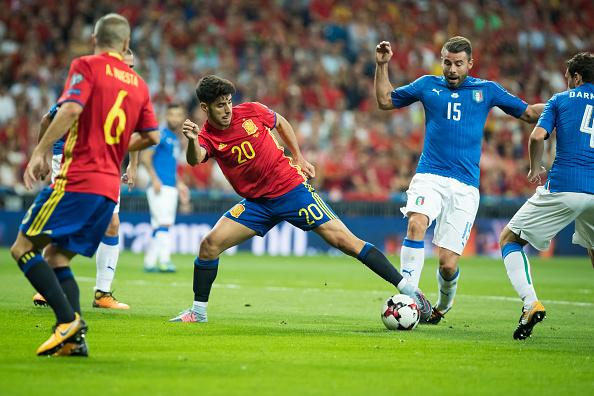 Duel antara pemain Spanyol dengan Italia. Copyright: INDOSPORT