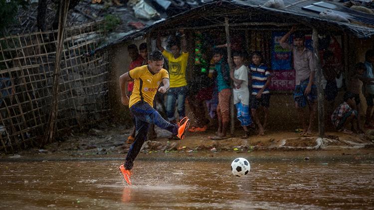Orang Rohingya yang bermain sepakbola. - INDOSPORT
