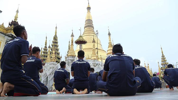 Skuat Myanmar saat mengunjungi Pagoda Shwedagon. Copyright: @MF12P