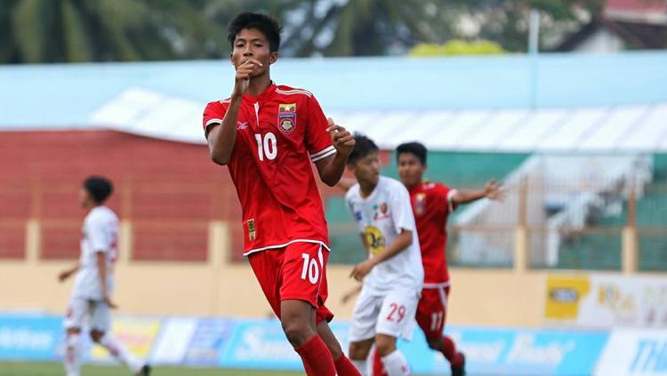 Win Naing Tun berselebrasi di timnas Myanmar. - INDOSPORT