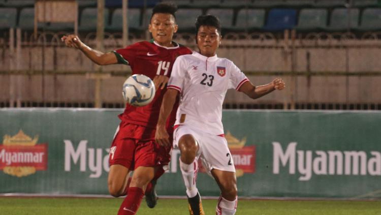 Feby Eka Putra (kiri) menahan pemain Myanmar yang akan mengambil bola. Copyright: Myanmar Football Federation