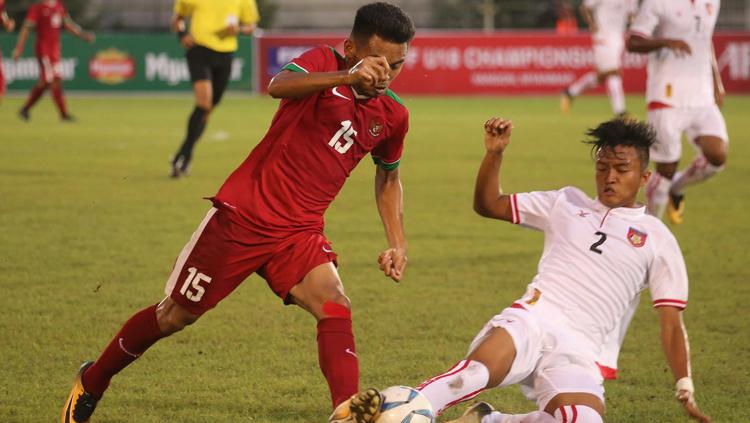 Saddil Ramdani berusaha melewati pemain Myanmar dan mengamankan bola. Copyright: Myanmar Football Federation