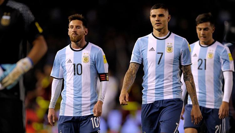 Lionel Messi (kiri) dan Mauro Icardi. Copyright: INDOSPORT