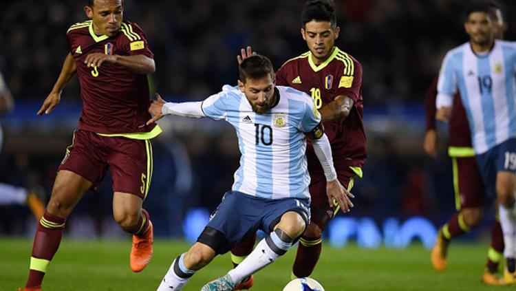 Lionel Messi tengah mengontrol bola dari pemain Venezuela. Copyright: INDOSPORT
