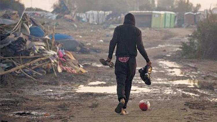 Ilustrasi pengungsi yang bermain sepakbola. - INDOSPORT