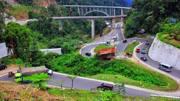 Jalan Kelok 9, diyakini sebagai salah satu jalan paling angker di Indonesia Copyright: punkysudrakat.blogspot.co.id