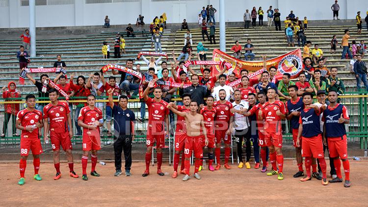 Pendukung menginginkan Semen Padang untuk segera meningkatkan performa. Copyright: Indosport/Taufik Hidayat