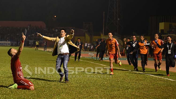 Selebrasi Marcel Sacramento usai mencetak gol. Copyright: Indosport/Taufik Hidayat