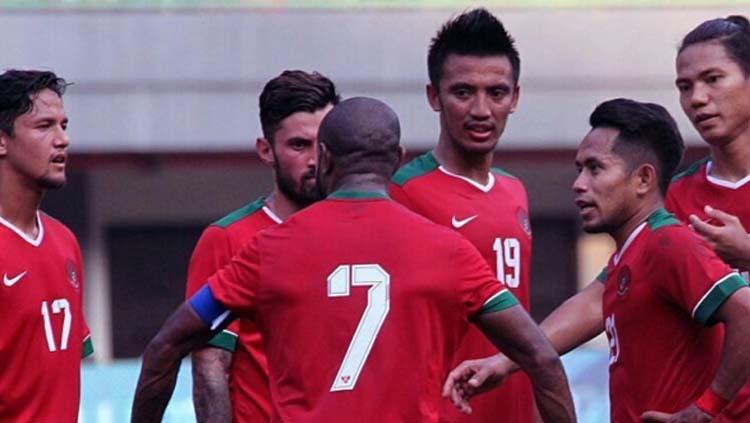 Boaz Solossa dan kawan-kawan saat laga melawan Fiji. Copyright: PSSI