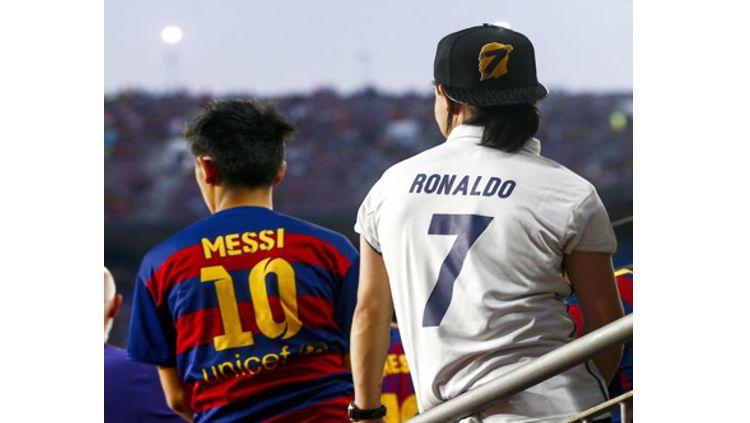 Kaos Messi dan Ronaldo masih cukup diminati masyarakat Inggris. Copyright: Indosport