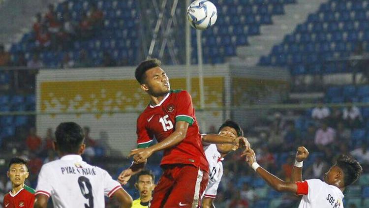 Saddil Ramdani tengah melakukan duel udara dengan pemain Myanmar. Copyright: Twitter@pssi__fai