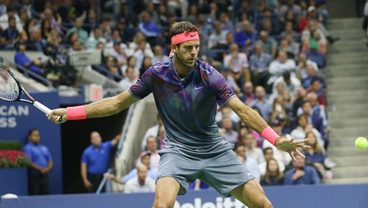 Juan%20Martin%20del%20Potro%20saat%20akan%20memukul%20bola%20tenis%20dari%20Roger%20Federer.