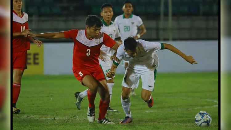 Pemain Timnas Indonesia (kanan) duel bersama pemain Filipina untuk mengamankan bola.