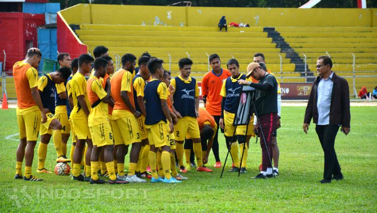 Dirut PT KSSP, Iskandar Z Lubis, menyaksikan Nilmaizar dan skuat Semen Padang. Copyright: Taufik Hidayat/INDOSPORT