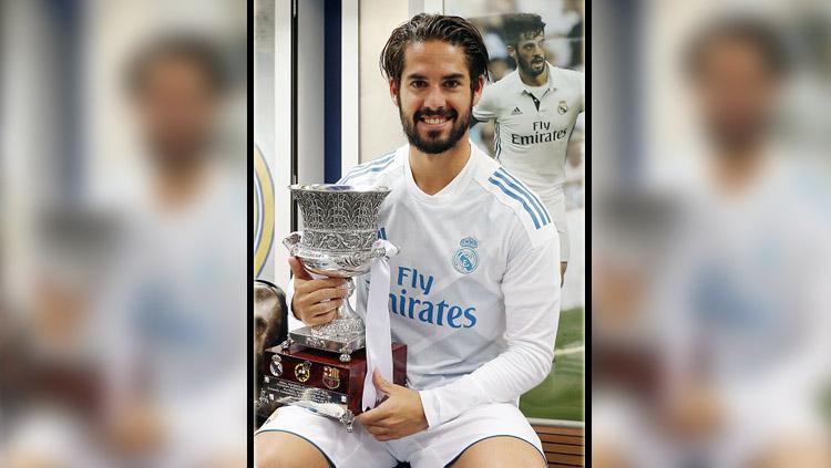 Isco bersama trofi Piala Super Spanyol. Copyright: INDOSPORT