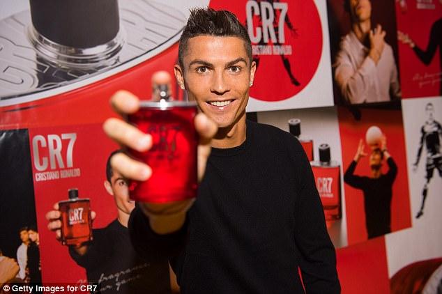 Ronaldo dan merk parfum barunya Copyright: dailymail.co.uk