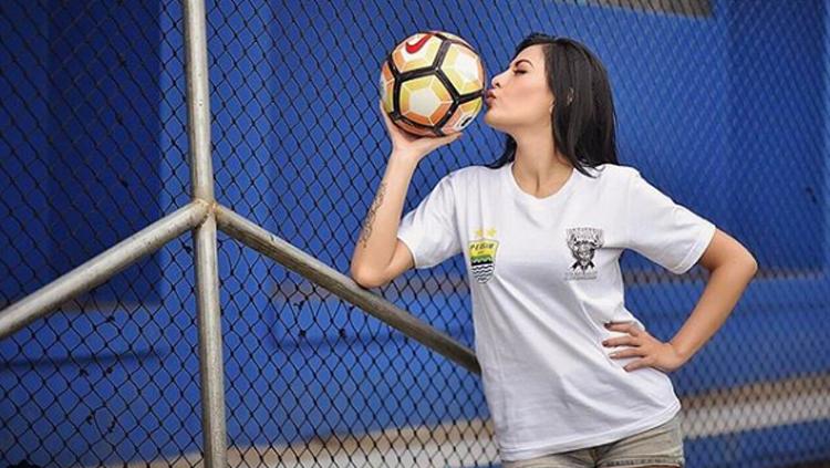 Model cantik, Chechylia Soo pose saat di potret sambil cium bola dan mengenakan jersey Persib. Copyright: Instagram@chechyliasoo