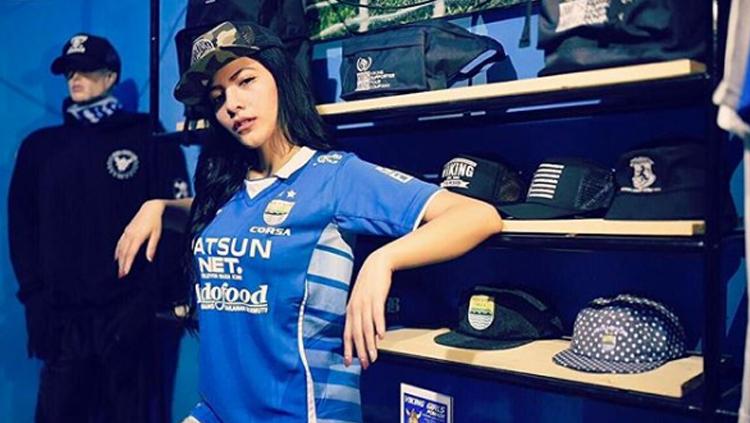 Model cantik, Chechylia Soo saat mengenakan jersey Persib. Copyright: Instagram@chechyliasoo