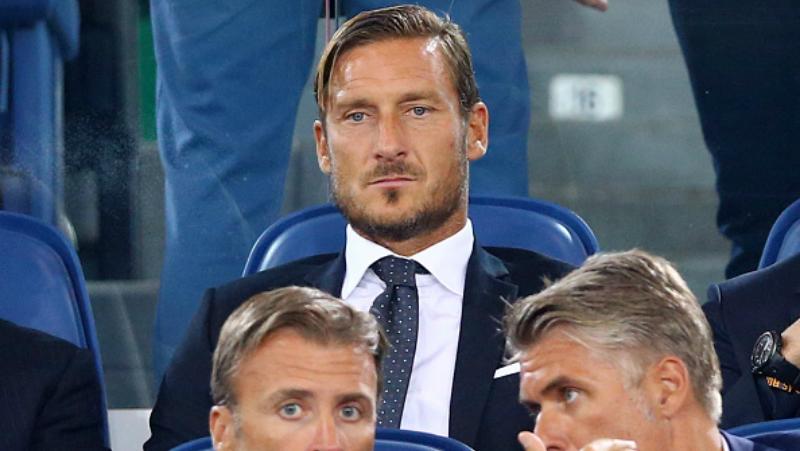 Francesco Totti sudah kehilangan kesabaran usai melihat AS Roma dibantai Genoa di pertandingan Liga Italia (Serie A) 2023/24. - INDOSPORT