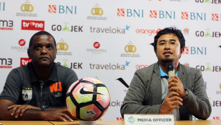 Pelatih Persipura Jayapura, Wanderley Junior (kiri) dalam jumpa pers jelang melawan Bhayangkara FC. Copyright: Media Bhayangkara