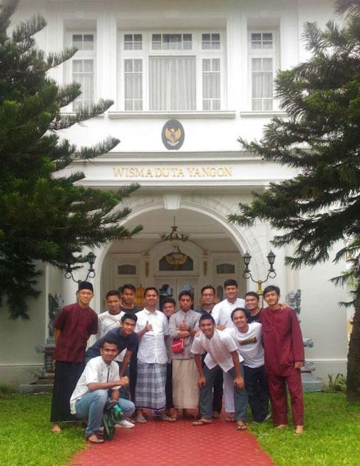 Penggawa Timnas U-19 salat jumat bareng dekat masjid di KBRI Yangon - Myanmar. Copyright: jpnn