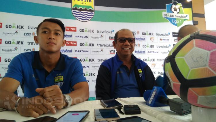 Febri Hariyadi dan Emral Abus dalam konferensi pers jelang Persib Bandung vs Semen Padang. Copyright: Gita Agiet/INDOSPORT