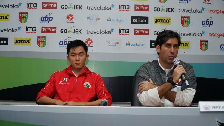 Sutanto Tan dan Stefano Cugurra Teco dalam konferensi pers usai laga Mitra Kukar vs Persija. Copyright: Media Persija