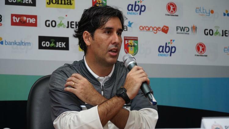 Stefano Cugurra Teco dalam konferensi pers Mitra Kukar vs Persija Jakarta. Copyright: Media Persija