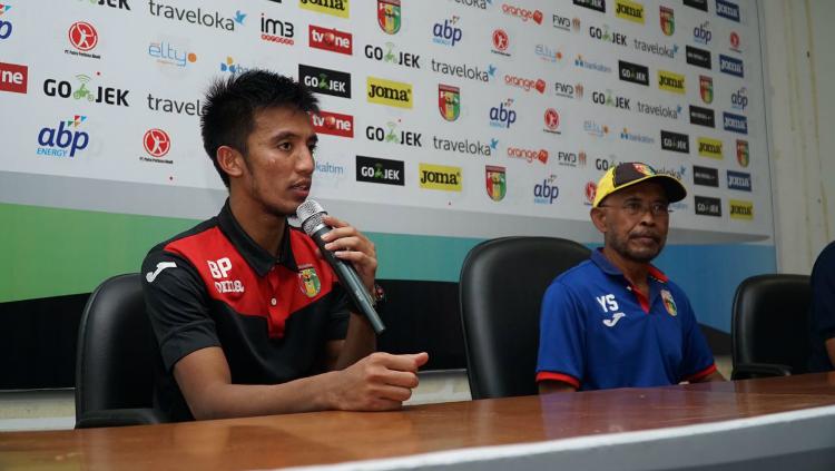 Bayu Pradana dan Yudi Suryata dalam konferensi pers usai laga Mitra Kukar vs Persija. Copyright: Media Persija