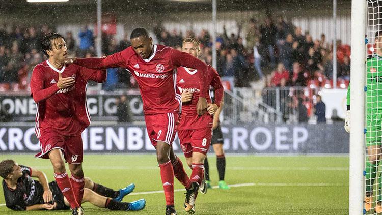 Ezra Walian saat melakoni laga debut bersama Almere City Copyright: Twitter @AlmereCityFC