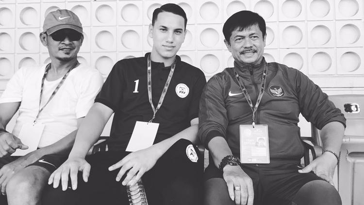 Indra Sjafri dan penjaga gawang Filipina, Quincy Julian Kammeraad menyaksikan pertandingan bersama-sama. Copyright: Instagram/@indrasjafri