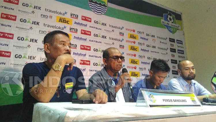 Pelatih Persib Banding, Emral Abus di sesi konferensi pers. Copyright: Gita Agiet/INDOSPORT