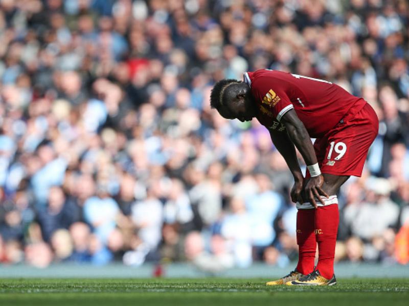 Sadio Mane menyesali perbuatannya, pasca dikartu merah. Copyright: INDOSPORT