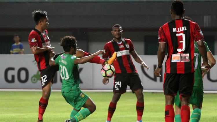 Ilham Udin Armayn di Tengah Kepungan Pemain Persipura. Copyright: Bhayangkara FC