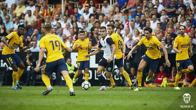 Valencia vs Atletico Madrid tampil imbang. Copyright: Twitter/Valencia CF