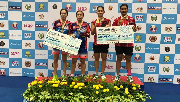 Jauza Fadhila Sugiarto/Ribka Sugiarto di podium Malaysia International Junior Open 2017. Copyright: Humas PBSI