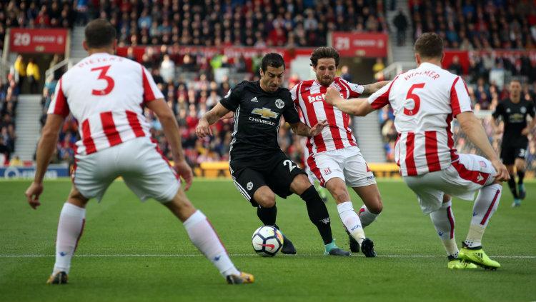 Mkhitaryan Dihadang 3 Pemain Stoke City. Copyright: INTERNET