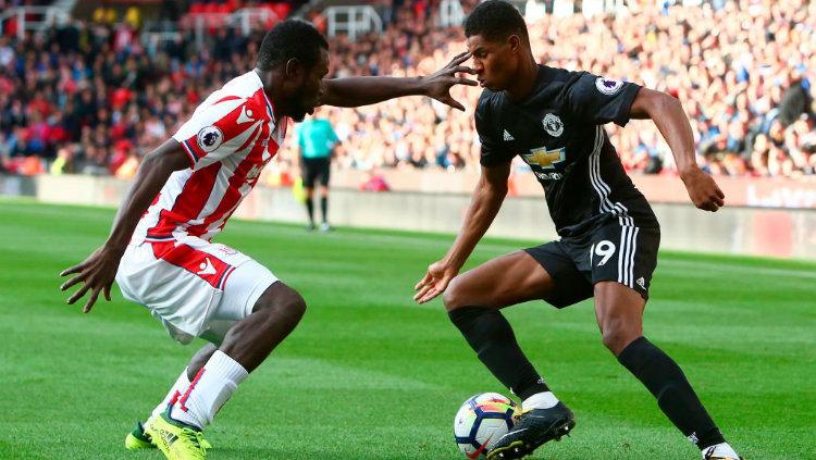 Marcus Rashford Coba Melewati Hadangan Pemain Stoke City Copyright: @Squawka