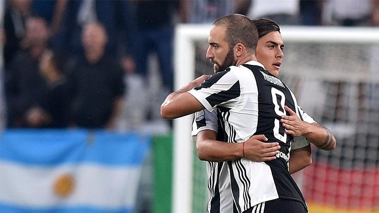 Gonzalo Higuain saat merayakan gol bersama Paulo Dybala. Copyright: Juventus FC