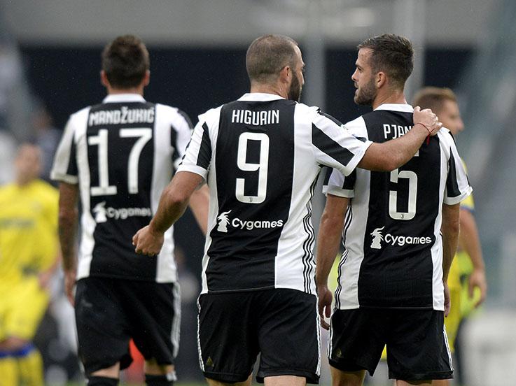 Gonzalo Higuain dan Miralem Pjanic usai mencetak gol untuk Juventus. Copyright: Juventus FC