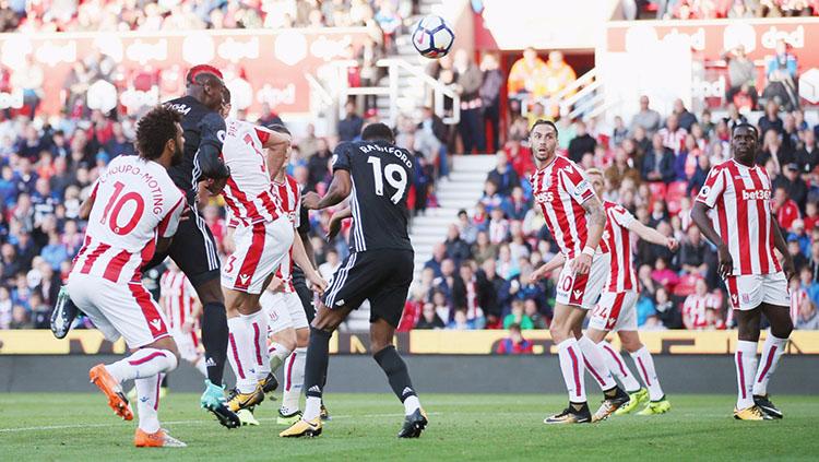 Sundulan Paul Pogba yang menyentuh Marcus Rashford berbuah gol. Copyright: Manchester United