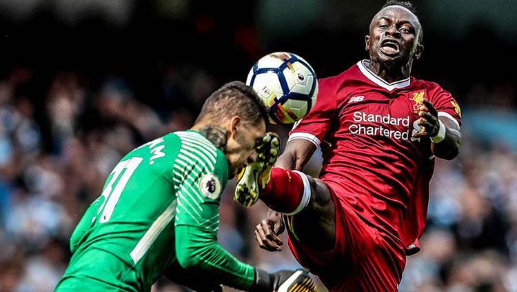 Terjangan keras Sadio Mane kepada Ederson Moraes. Copyright: Reuters