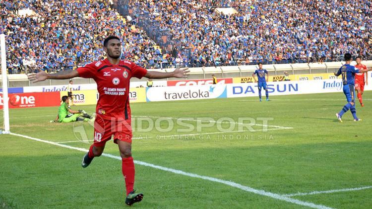 Selebrasi Vendry Mofu usai menjebol gawang Persib Bandung. Copyright: Indosport/Taufik Hidayat